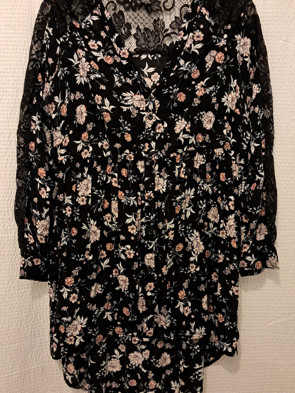 torrid Black Floral Lace-Sleeve Tunic Top